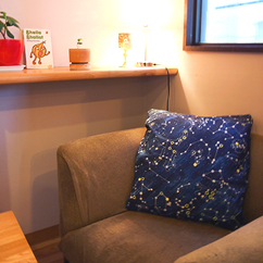 部屋に風呂敷を飾る